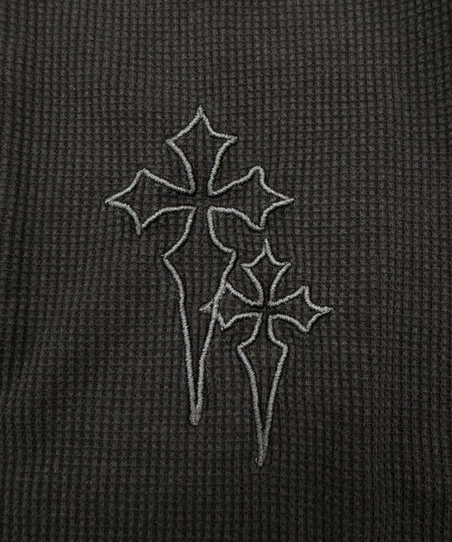 ATMARK(アットマーク)の「《2サイズ展開 / UNISEX 》クロスロゴ刺繍 ヘンリーネック サーマル半袖Tシャツ(Tシャツ/カットソー・メンズ・レッド系/ブラック系/カモフラージュ・L/M)」の7枚目の写真