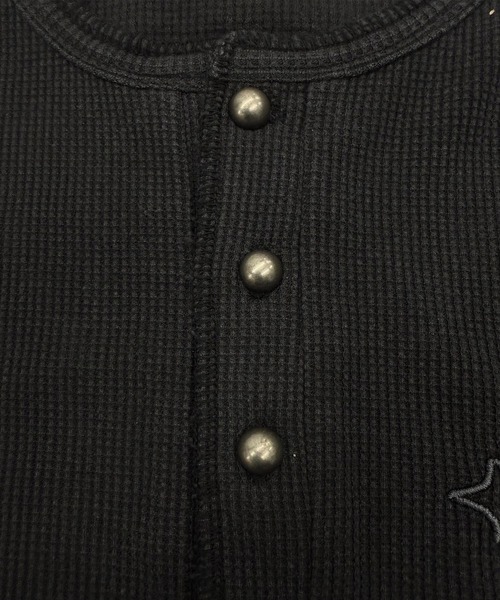 ATMARK(アットマーク)の「《2サイズ展開 / UNISEX 》クロスロゴ刺繍 ヘンリーネック サーマル半袖Tシャツ(Tシャツ/カットソー・メンズ・レッド系/ブラック系/カモフラージュ・L/M)」の8枚目の写真