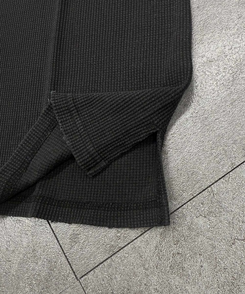ATMARK(アットマーク)の「《2サイズ展開 / UNISEX 》クロスロゴ刺繍 ヘンリーネック サーマル半袖Tシャツ(Tシャツ/カットソー・メンズ・レッド系/ブラック系/カモフラージュ・L/M)」の9枚目の写真