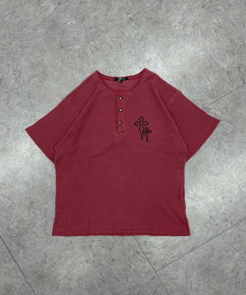ATMARK(アットマーク)の「《2サイズ展開 / UNISEX 》クロスロゴ刺繍 ヘンリーネック サーマル半袖Tシャツ(Tシャツ/カットソー・メンズ・レッド系/ブラック系/カモフラージュ・L/M)」の5枚目の写真