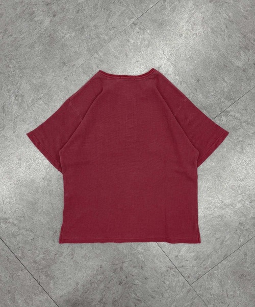 ATMARK(アットマーク)の「《2サイズ展開 / UNISEX 》クロスロゴ刺繍 ヘンリーネック サーマル半袖Tシャツ(Tシャツ/カットソー・メンズ・レッド系/ブラック系/カモフラージュ・L/M)」の6枚目の写真