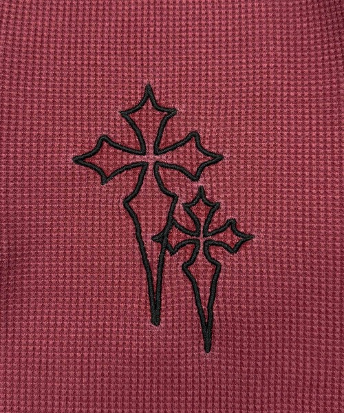 ATMARK(アットマーク)の「《2サイズ展開 / UNISEX 》クロスロゴ刺繍 ヘンリーネック サーマル半袖Tシャツ(Tシャツ/カットソー・メンズ・レッド系/ブラック系/カモフラージュ・L/M)」の11枚目の写真