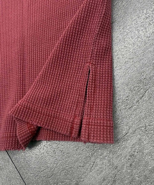 ATMARK(アットマーク)の「《2サイズ展開 / UNISEX 》クロスロゴ刺繍 ヘンリーネック サーマル半袖Tシャツ(Tシャツ/カットソー・メンズ・レッド系/ブラック系/カモフラージュ・L/M)」の12枚目の写真