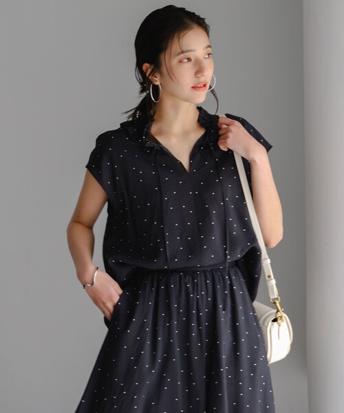 UNFILO(アンフィーロ)の「【WEB限定カラー】ヴィンテージシアー フリルネック ブラウス(シャツ/ブラウス・レディース・ブラウン系/ブラック系1/ブラック系/ベージュ系/ダルブルー系/レッド系・X-LARGE)」の3枚目の写真