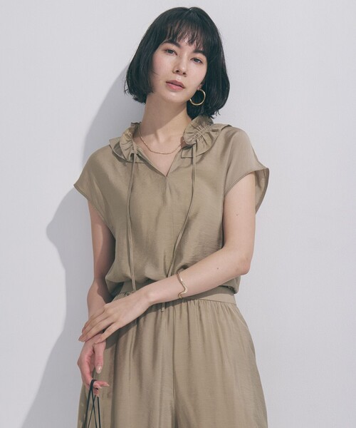 UNFILO(アンフィーロ)の「【WEB限定カラー】ヴィンテージシアー フリルネック ブラウス(シャツ/ブラウス・レディース・ブラウン系/ブラック系1/ブラック系/ベージュ系/ダルブルー系/レッド系・X-LARGE)」の1枚目の写真