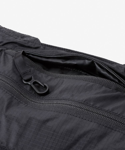 THE NORTH FACE(ザノースフェイス)の「THE NORTH FACE / ザ ノースフェイス メイフライトート 26L(トートバッグ・メンズ・ブルー/ブラック/イエロー・FREE)」の5枚目の写真