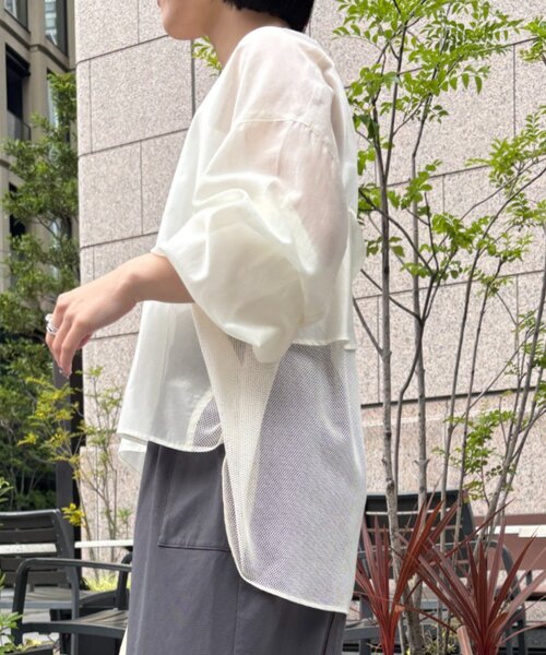Jena espace merveilleux(ジェナ エスパスメルヴェイユ)の「バックラッフルメッシュジャケット(ベスト・レディース・ブラック/アイボリー・FREE)」の6枚目の写真