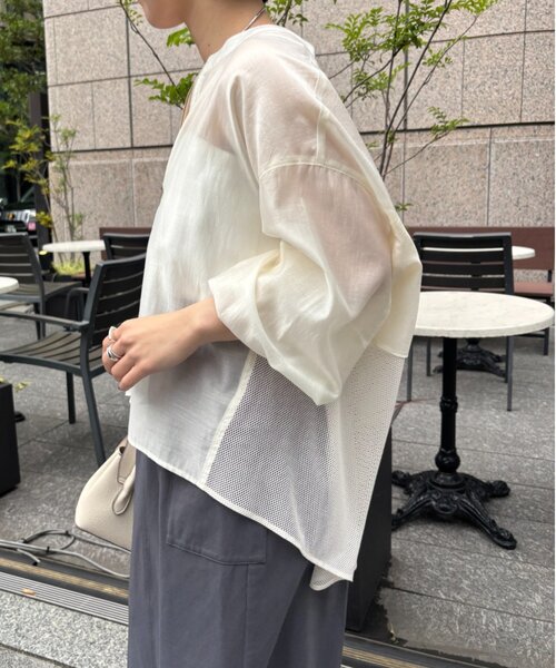 Jena espace merveilleux(ジェナ エスパスメルヴェイユ)の「バックラッフルメッシュジャケット(ベスト・レディース・ブラック/アイボリー・FREE)」の5枚目の写真