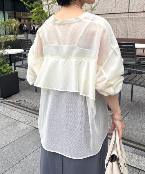 Jena espace merveilleux(ジェナ エスパスメルヴェイユ)の「バックラッフルメッシュジャケット(ベスト・レディース・ブラック/アイボリー・FREE)」の4枚目の写真
