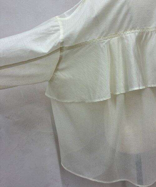 Jena espace merveilleux(ジェナ エスパスメルヴェイユ)の「バックラッフルメッシュジャケット(ベスト・レディース・ブラック/アイボリー・FREE)」の16枚目の写真