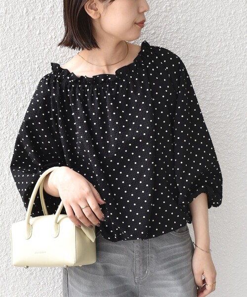 SHIPS Colors(シップス カラーズ)の「SHIPS Colors:〈洗濯機可能〉サッカー ドット 2WAY ブラウス◇(シャツ/ブラウス・レディース・ブラック/ブラウン/ベージュ・ONE SIZE)」の2枚目の写真