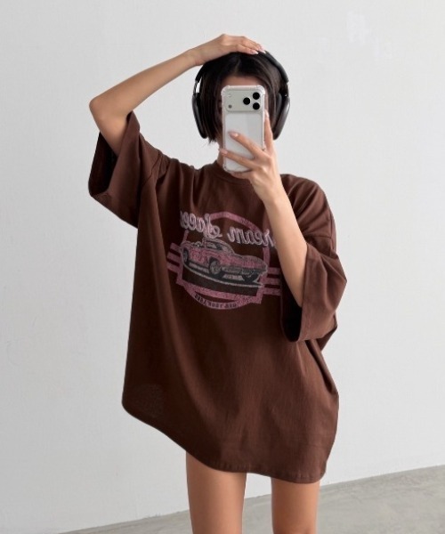 ipugo(イプゴ)の「ipugo/イプゴ ヴィンテージ風グラフィックTシャツ 2026秋物 秋服 2026年秋冬(Tシャツ/カットソー・レディース・ブラウン/グレー/ホワイト・FREE)」の1枚目の写真
