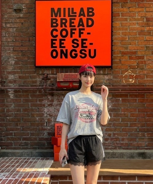 ipugo(イプゴ)の「ipugo/イプゴ ヴィンテージ風グラフィックTシャツ 2026秋物 秋服 2026年秋冬(Tシャツ/カットソー・レディース・ブラウン/グレー/ホワイト・FREE)」の21枚目の写真