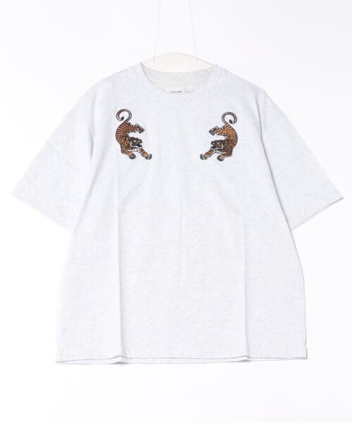 ATELANE(アテレーン)の「《ATELANE》シルケット天竺トラ、フラワー、刺繍S/S Tee(Tシャツ/カットソー・メンズ・ホワイト/アッシュグレー・MEDIUM)」の2枚目の写真