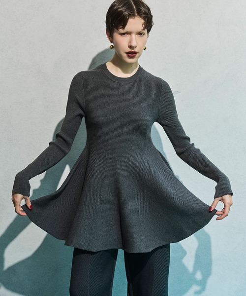 OMMO(オーエムエムオー)の「FLARE RIB KNIT TOP(ニット/セーター・レディース・グリーン/ブラック/グレー/ホワイト・F)」の1枚目の写真