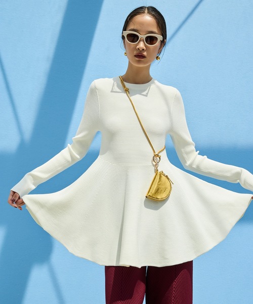 OMMO(オーエムエムオー)の「FLARE RIB KNIT TOP(ニット/セーター・レディース・グリーン/ブラック/グレー/ホワイト・F)」の2枚目の写真