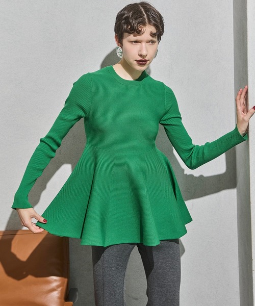 OMMO(オーエムエムオー)の「FLARE RIB KNIT TOP(ニット/セーター・レディース・グリーン/ブラック/グレー/ホワイト・F)」の4枚目の写真
