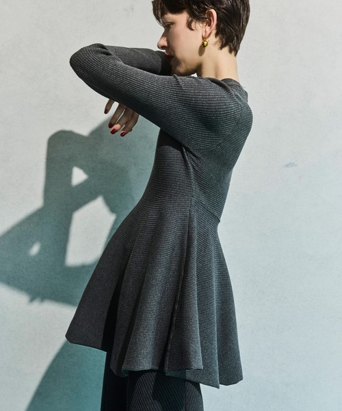 OMMO(オーエムエムオー)の「FLARE RIB KNIT TOP(ニット/セーター・レディース・グリーン/ブラック/グレー/ホワイト・F)」の16枚目の写真