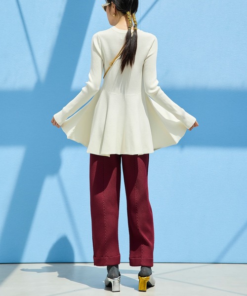 OMMO(オーエムエムオー)の「FLARE RIB KNIT TOP(ニット/セーター・レディース・グリーン/ブラック/グレー/ホワイト・F)」の6枚目の写真