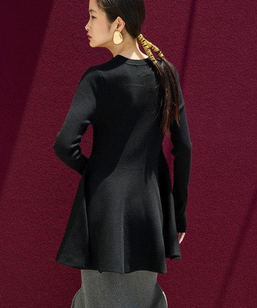 OMMO(オーエムエムオー)の「FLARE RIB KNIT TOP(ニット/セーター・レディース・グリーン/ブラック/グレー/ホワイト・F)」の8枚目の写真