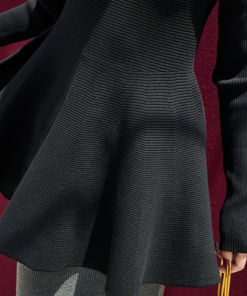 OMMO(オーエムエムオー)の「FLARE RIB KNIT TOP(ニット/セーター・レディース・グリーン/ブラック/グレー/ホワイト・F)」の9枚目の写真