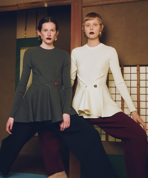 OMMO(オーエムエムオー)の「FLARE RIB KNIT TOP(ニット/セーター・レディース・グリーン/ブラック/グレー/ホワイト・F)」の20枚目の写真
