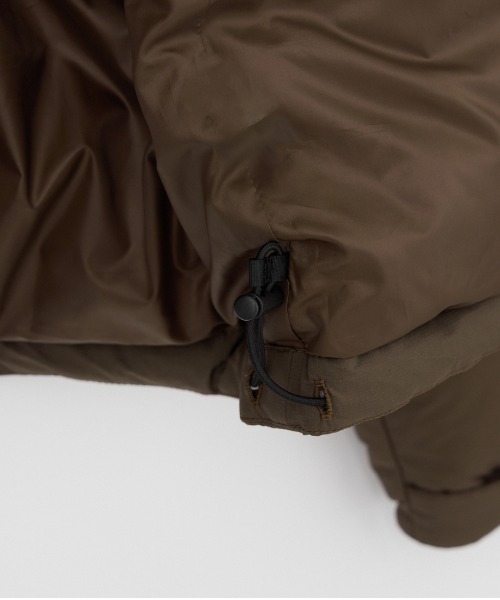【WEB先行預約】別注 單點刺繡標誌 750FP羽絨外套