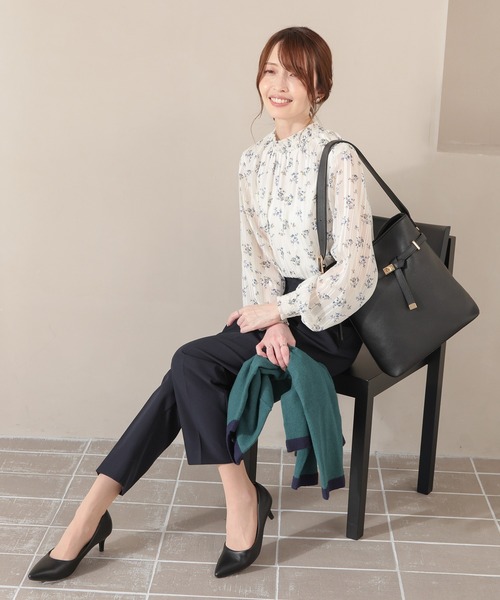 GLACIER lusso(グラシアルッソ)の「総柄ハイネックブラウス(シャツ/ブラウス・レディース・ホワイト×ブラウン/ホワイト系その他2/ブルー系その他3/ネイビー×ホワイト・M/S/L/LL)」の5枚目の写真