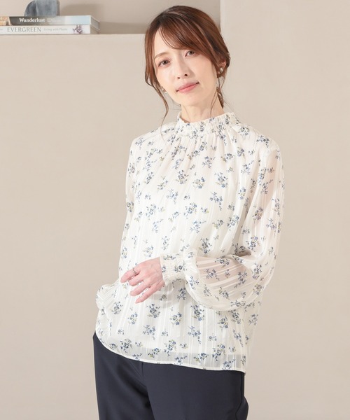 GLACIER lusso(グラシアルッソ)の「総柄ハイネックブラウス(シャツ/ブラウス・レディース・ホワイト×ブラウン/ホワイト系その他2/ブルー系その他3/ネイビー×ホワイト・M/S/L/LL)」の6枚目の写真