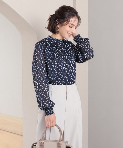 GLACIER lusso(グラシアルッソ)の「総柄ハイネックブラウス(シャツ/ブラウス・レディース・ホワイト×ブラウン/ホワイト系その他2/ブルー系その他3/ネイビー×ホワイト・M/S/L/LL)」の12枚目の写真