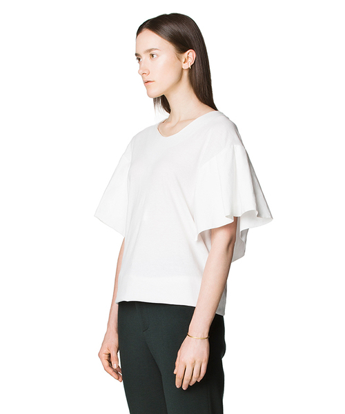 CLANE(クラネ)の「TUCK SLEEVE TOPS(Tシャツ/カットソー・レディース・ホワイト/ブラック・1/2)」の4枚目の写真
