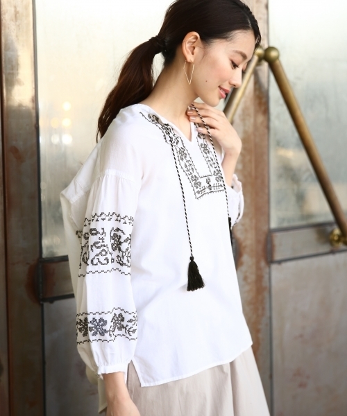 LEPSIM（レプシィム）の「タッセルツキシシュウブラウス7S　779678（シャツ/ブラウス・レディース・ブラック/オフホワイト/ブルー・FREE）」の4枚目の写真