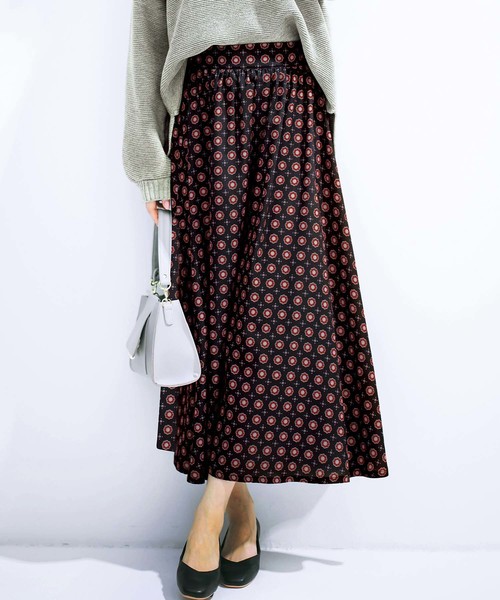 GeeRA（ジーラ）の「上品プリントロングスカート（スカート・レディース・ブラック/ブラック系その他/ボルドー/イエロー・X-LARGE/SMALL/MEDIUM/LARGE）」の2枚目の写真
