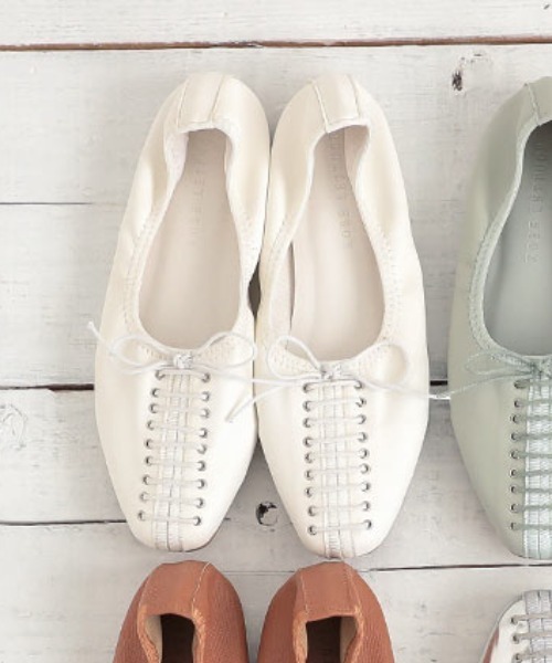 KOBE LETTUCE（コウベレタス）の「レースアップギャザーフラットパンプス（パンプス・レディース・ホワイト/ブラック/その他/シルバー/ミント・L/S/M/LL）」の2枚目の写真