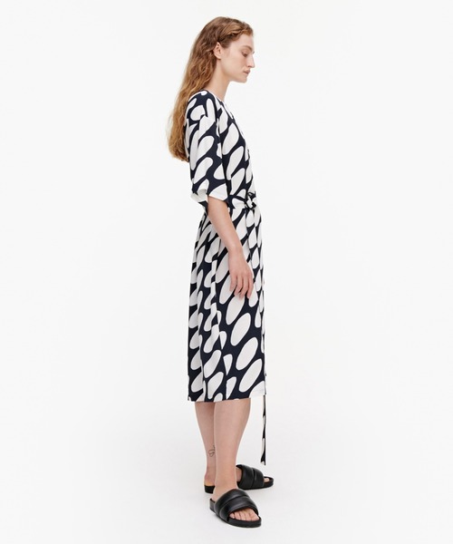 最新作 marimekko（マリメッコ）の「Linssi dress Smultron / ワンピース