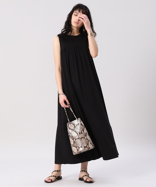 INED(イネド)の「ロングカットワンピース《接触冷感》(ワンピース・レディース・ブラック/ブルー/レンガ・9号)」の13枚目の写真