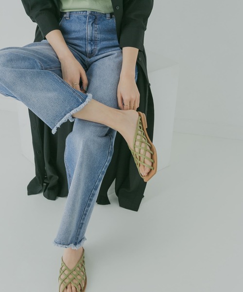 KBF+（ケービーエフプラス）の「KBF+　ハイウエストストレートデニム（デニムパンツ・レディース・オフホワイト/ライトインディゴブルー・38/36）」の2枚目の写真