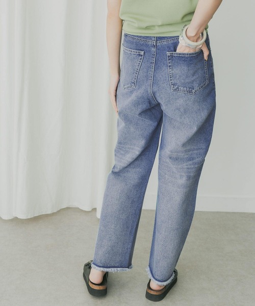 KBF+（ケービーエフプラス）の「KBF+　ハイウエストストレートデニム（デニムパンツ・レディース・オフホワイト/ライトインディゴブルー・38/36）」の5枚目の写真