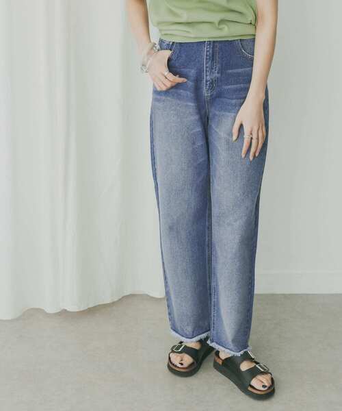 KBF+（ケービーエフプラス）の「KBF+　ハイウエストストレートデニム（デニムパンツ・レディース・オフホワイト/ライトインディゴブルー・38/36）」の3枚目の写真