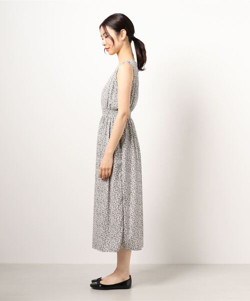 MEW'S REFINED CLOTHES（ミューズリファインドクローズ）の「シャーリングノースリーブ小花柄ワンピース（ワンピース・レディース・ホワイト/ブラック・MEDIUM）」の3枚目の写真