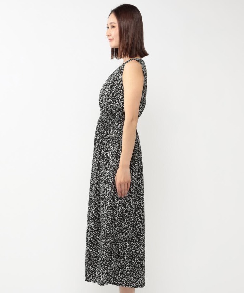 MEW'S REFINED CLOTHES（ミューズリファインドクローズ）の「シャーリングノースリーブ小花柄ワンピース（ワンピース・レディース・ホワイト/ブラック・MEDIUM）」の5枚目の写真