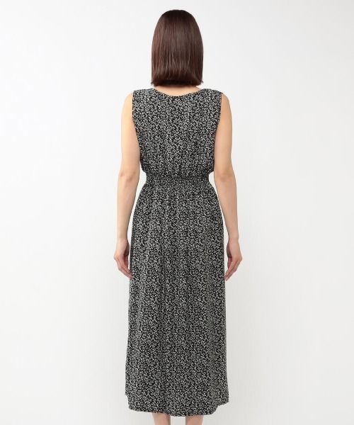 MEW'S REFINED CLOTHES（ミューズリファインドクローズ）の「シャーリングノースリーブ小花柄ワンピース（ワンピース・レディース・ホワイト/ブラック・MEDIUM）」の6枚目の写真