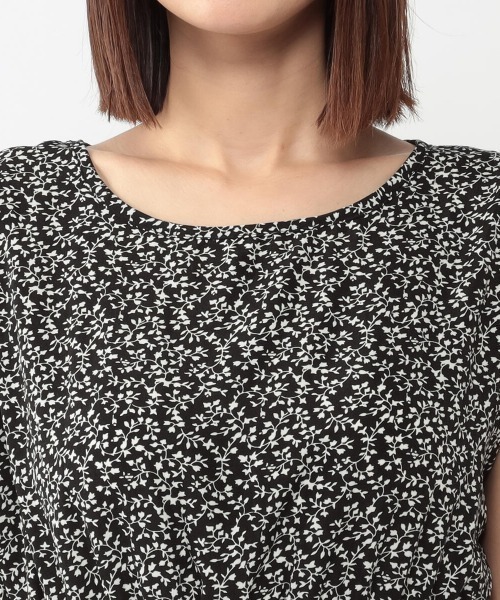 MEW'S REFINED CLOTHES（ミューズリファインドクローズ）の「シャーリングノースリーブ小花柄ワンピース（ワンピース・レディース・ホワイト/ブラック・MEDIUM）」の7枚目の写真