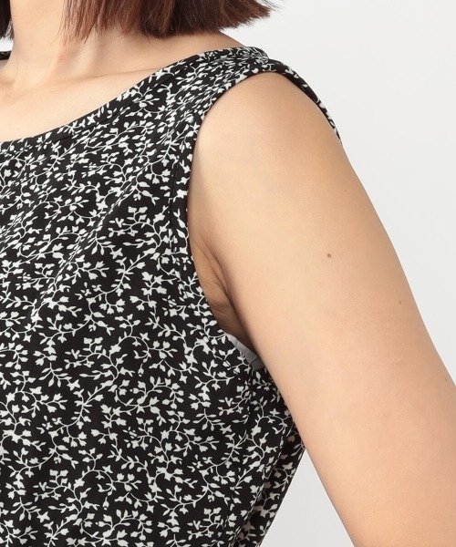MEW'S REFINED CLOTHES（ミューズリファインドクローズ）の「シャーリングノースリーブ小花柄ワンピース（ワンピース・レディース・ホワイト/ブラック・MEDIUM）」の8枚目の写真