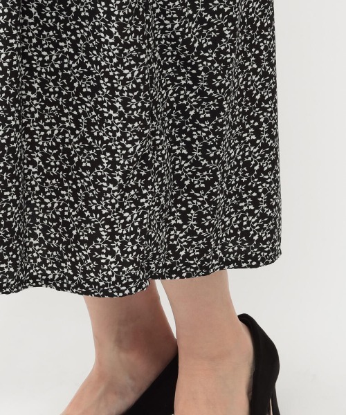 MEW'S REFINED CLOTHES（ミューズリファインドクローズ）の「シャーリングノースリーブ小花柄ワンピース（ワンピース・レディース・ホワイト/ブラック・MEDIUM）」の9枚目の写真