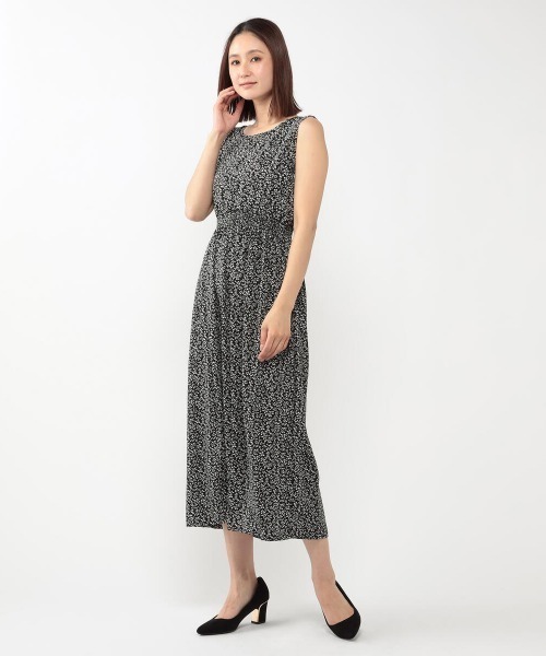 MEW'S REFINED CLOTHES（ミューズリファインドクローズ）の「シャーリングノースリーブ小花柄ワンピース（ワンピース・レディース・ホワイト/ブラック・MEDIUM）」の10枚目の写真