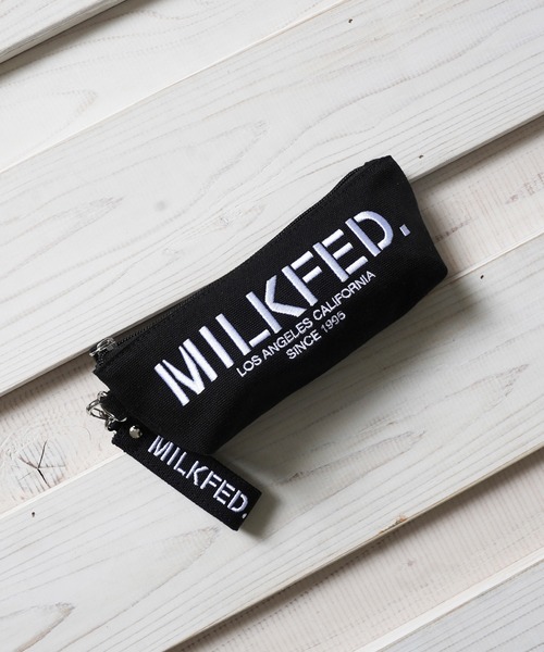 MILKFED.(ミルクフェド)の「STENCIL LOGO PENCIL CASE(ペン類・レディース・ホワイト/ブラック/ベージュ/ネイビー/レッド/ライトパープル/ライトピンク/A・ONE SIZE)」の2枚目の写真