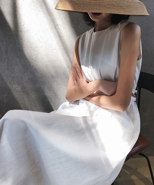 emi+(エミプラス)の「ウエストタックノースリーブワンピース(ワンピース・レディース・ホワイト/ブラック・S/M/L)」の9枚目の写真