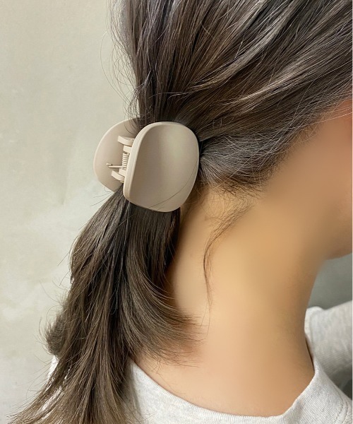 apres jour mignon（アプレジュールミニョン）の「【apresjour mignon ×ARIAZ】マットカラーラウンドクリップ（バレッタ/ヘアクリップ・レディース・ベージュ/ネイビー/ブラック/モカ・ONESIZE）」の3枚目の写真