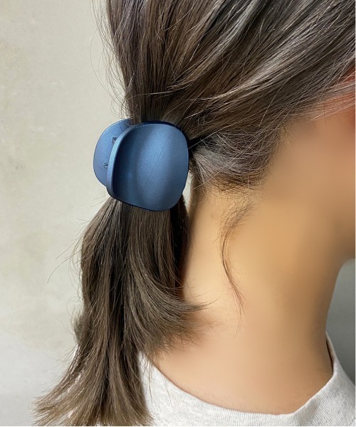 apres jour mignon（アプレジュールミニョン）の「【apresjour mignon ×ARIAZ】マットカラーラウンドクリップ（バレッタ/ヘアクリップ・レディース・ベージュ/ネイビー/ブラック/モカ・ONESIZE）」の4枚目の写真